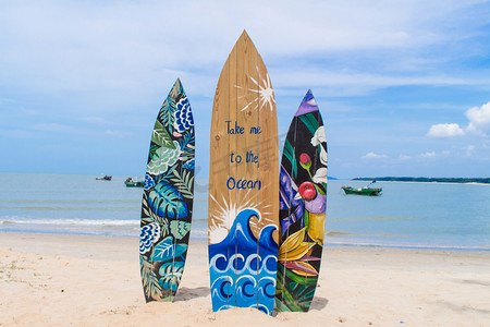 夏日旅行摄影照片_夏日沙滩冲浪板摄影图