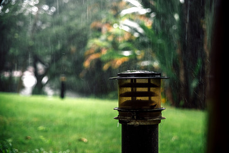 雨天矮路灯摄影图