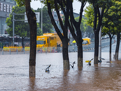 卡通新年街道装饰摄影照片_暴雨内涝被淹街道摄影图