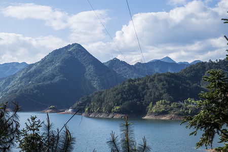 马路绿水青山摄影照片_绿水青山摄影图