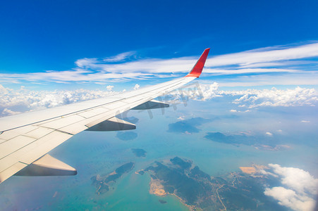 蓝天白云飞机上机翼旅行摄影图