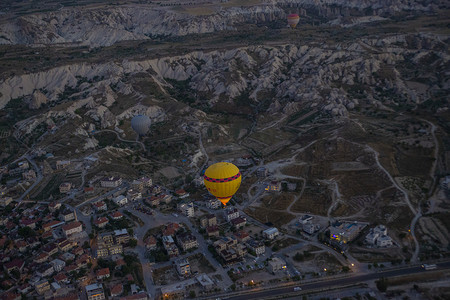 小镇上热气球摄影图