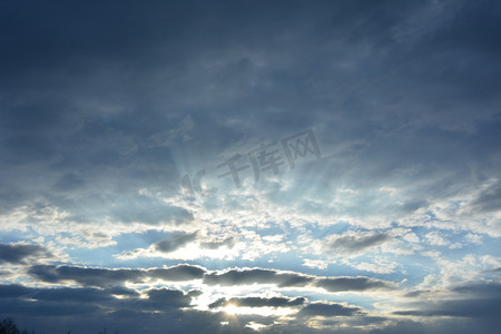 阳光云朵摄影照片_阳光云朵摄影图
