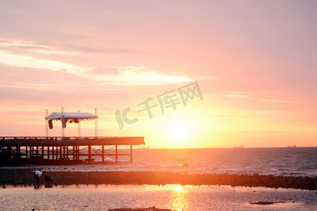 夏日海边插画横版摄影照片_海边海上日出摄影图