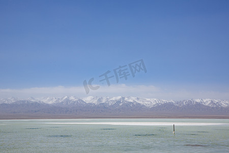 山水远山摄影照片_青海湖风景摄影图