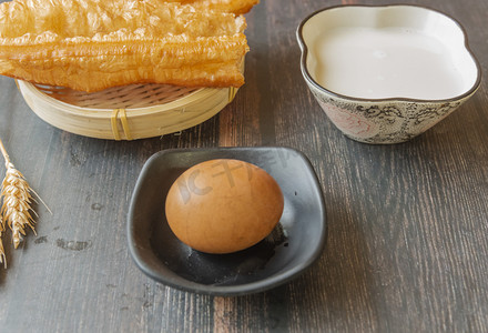 早餐豆浆摄影照片_早餐茶叶蛋摄影图