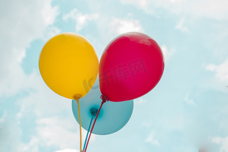 气球图摄影照片_红黄蓝色气球摄影图