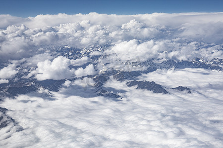 山峰云海摄影照片_俯瞰大地山峰摄影图