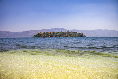 夏天湖边摄影照片_云南海边沙滩自然风景摄影图