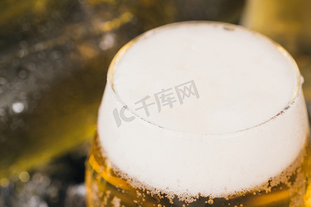 啤酒杯啤酒沫摄影图