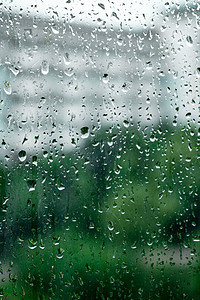 玻璃上的雨滴摄影图