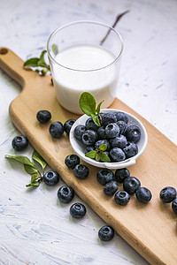 蓝莓牛奶摄影图