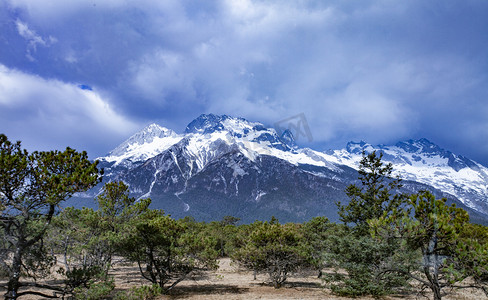 高山雪峰蓝天白云自然风景摄影图