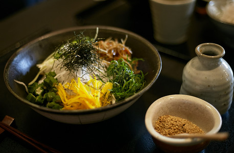 手绘日本料理摄影照片_日本料理面条美食摄影图