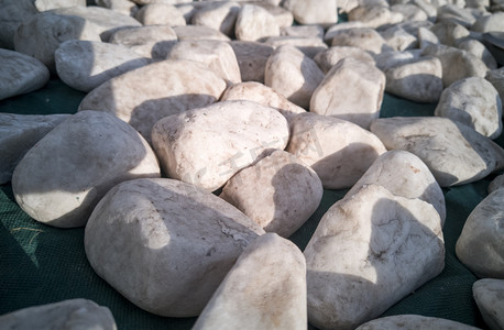 圆石头摄影照片_白色鹅卵石台面素材图