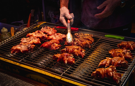 农贸肉摊位摄影照片_夜市猪蹄摄影图