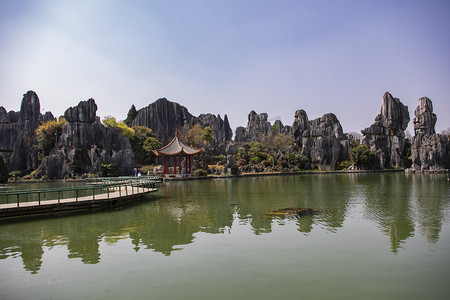 青山绿水少女摄影照片_云南石林风景名胜区摄影图