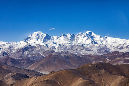 雪山红旗摄影照片_西藏山峰山峦景观摄影图