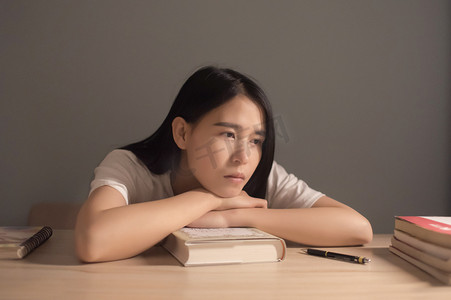 考研光荣榜摄影照片_趴在书桌上的女孩