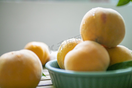 水果毛桃黄桃摄影图