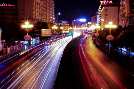 夜间城市街道车流图摄影图