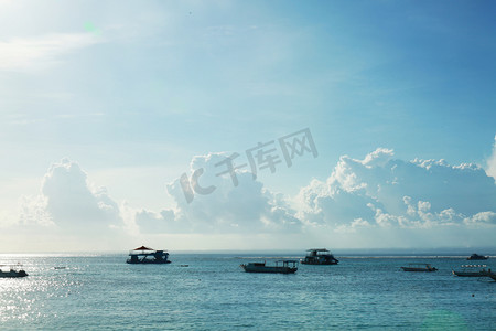 蓝色天空风景卡通摄影照片_海上云朵天空摄影图