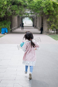 奔跑儿童节摄影照片_儿童节奔跑的女孩