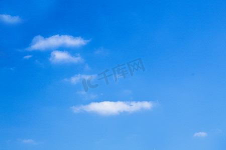 云朵渐变卡通摄影照片_简洁蓝天白云自然风景摄影图