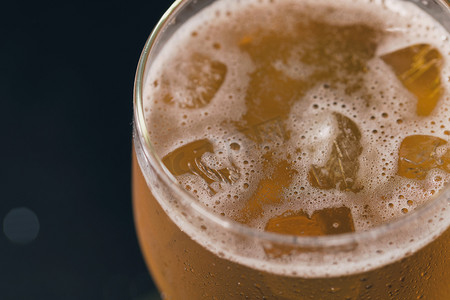 冰块啤酒饮品摄影图