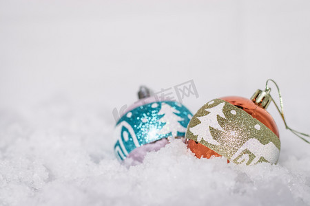 聖誕节摄影照片_雪地上的圣诞球摄影图