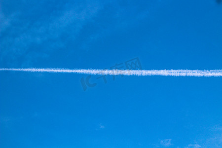 飞机飞过天空留下痕迹摄影图