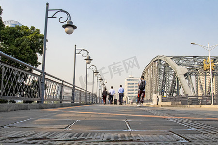 海珠桥上的行人摄影图