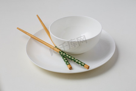 筷子摄影照片_餐具碗筷子盘子摄影图