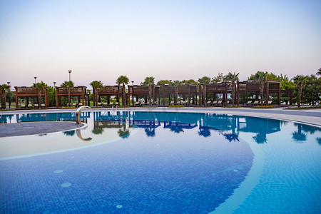 酒店游泳池摄影照片_土耳其酒店摄影图