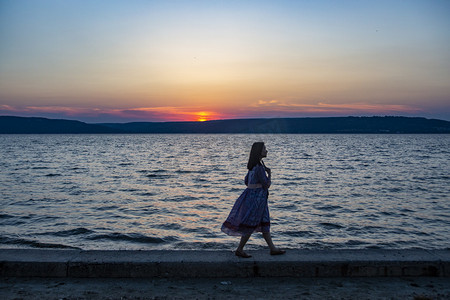 海边女孩摄影照片_海上夕阳土耳其风景
