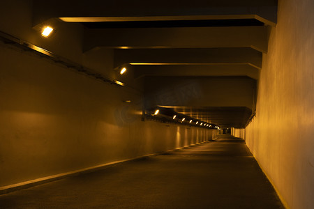 建筑隧道摄影照片_夜晚灯火通明的城市隧道摄影图