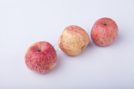 新鲜红富士脆甜红苹果摄影图
