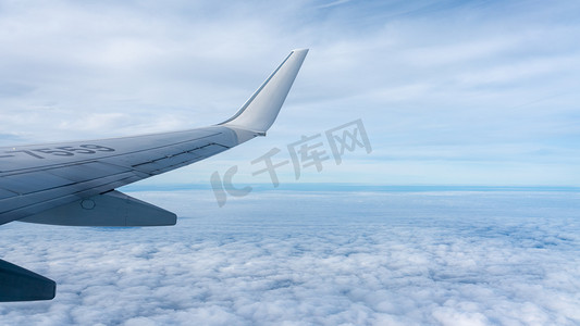机翼升力摄影照片_在云上飞机摄影图