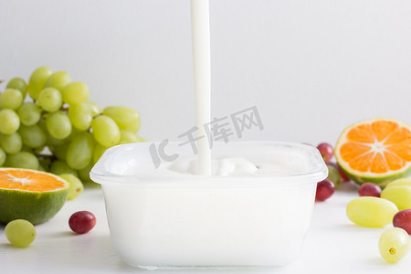 营养美食摄影照片_酸牛奶摄影图