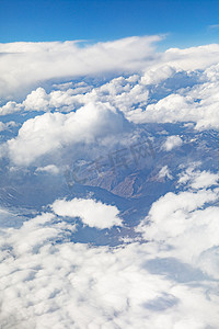 俯瞰大地山峰摄影图