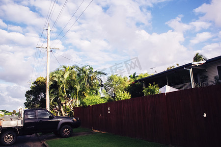 红色木栅栏围着的房屋摄影图