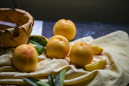 黄桃果农摄影照片_夏季水果黄桃摄影图