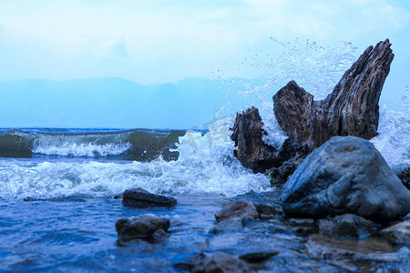 海边浪花飞溅摄影图