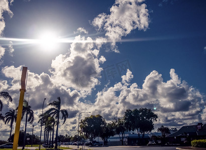 阳光云朵摄影照片_热带美丽云朵阳光天空摄影图