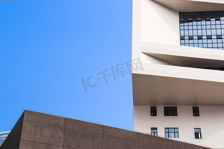 立面斜线摄影照片_深大白色建筑黑色建筑教学楼立面蓝天摄影图