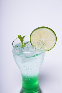 夏日清凉绿色气泡饮料摄影图 