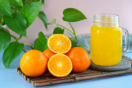 装橙汁的杯子摄影照片_橙子橙汁摄影图
