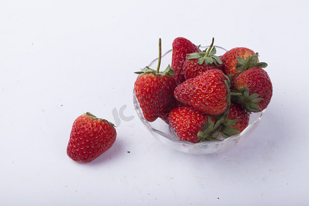 新鲜的草莓水果摄影照片_充满香气的草莓摄影图配图 
