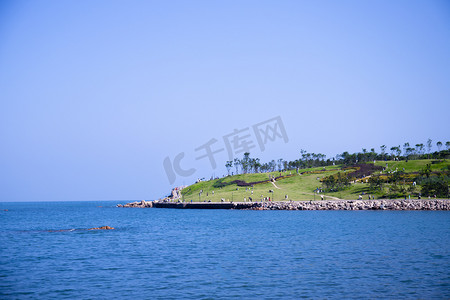 青岛海边摄影照片_青岛小麦岛公园海景摄影图