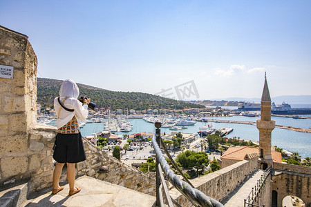 旅游的女生摄影照片_摄影的女孩